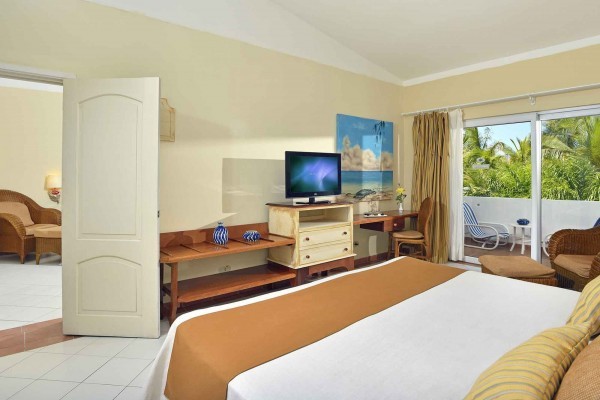 Melia Cayo Guillermo Junior Suite Bedroom and Living Room